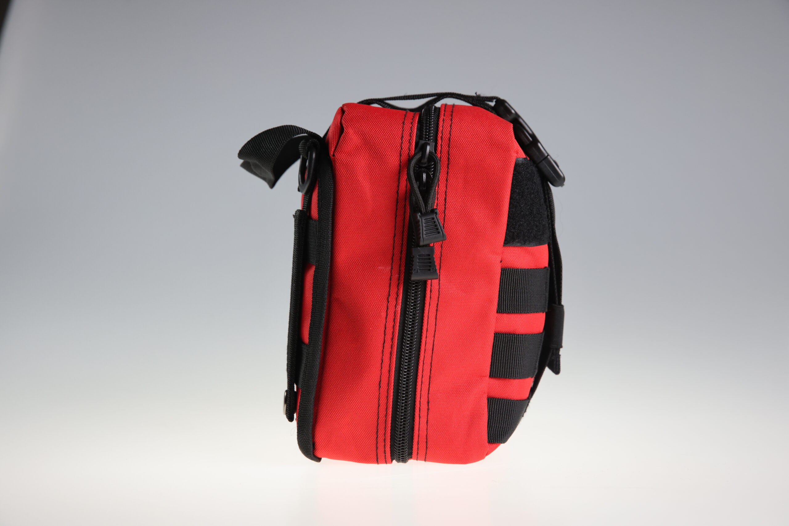 Červená lékárnička - pohled z levého boku