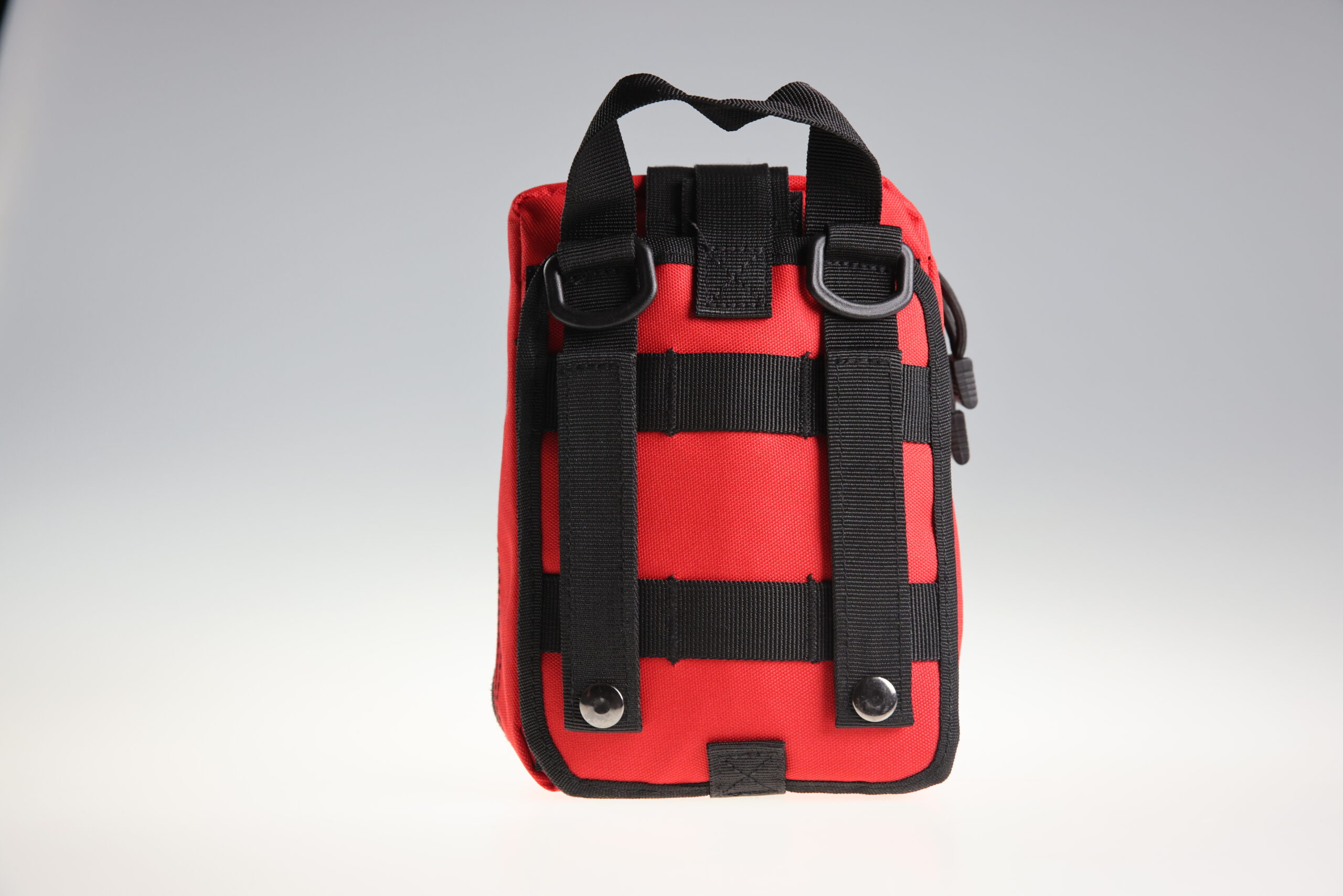 Červená lékárnička - pohled zezadu