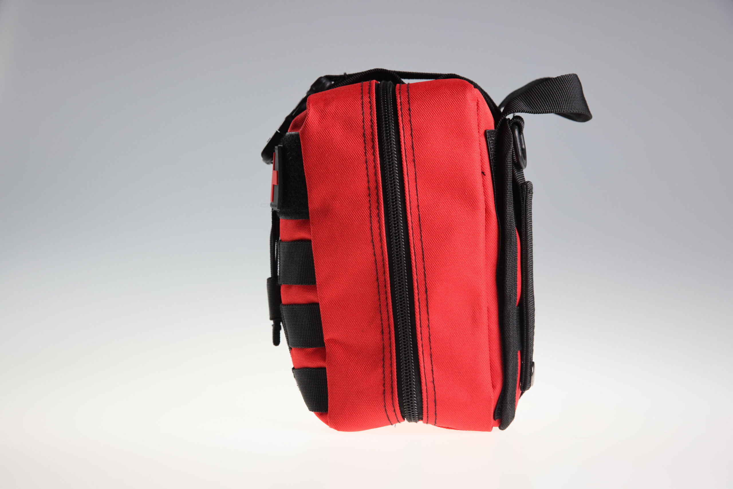 Červená lékárnička - pohled z pravého boku