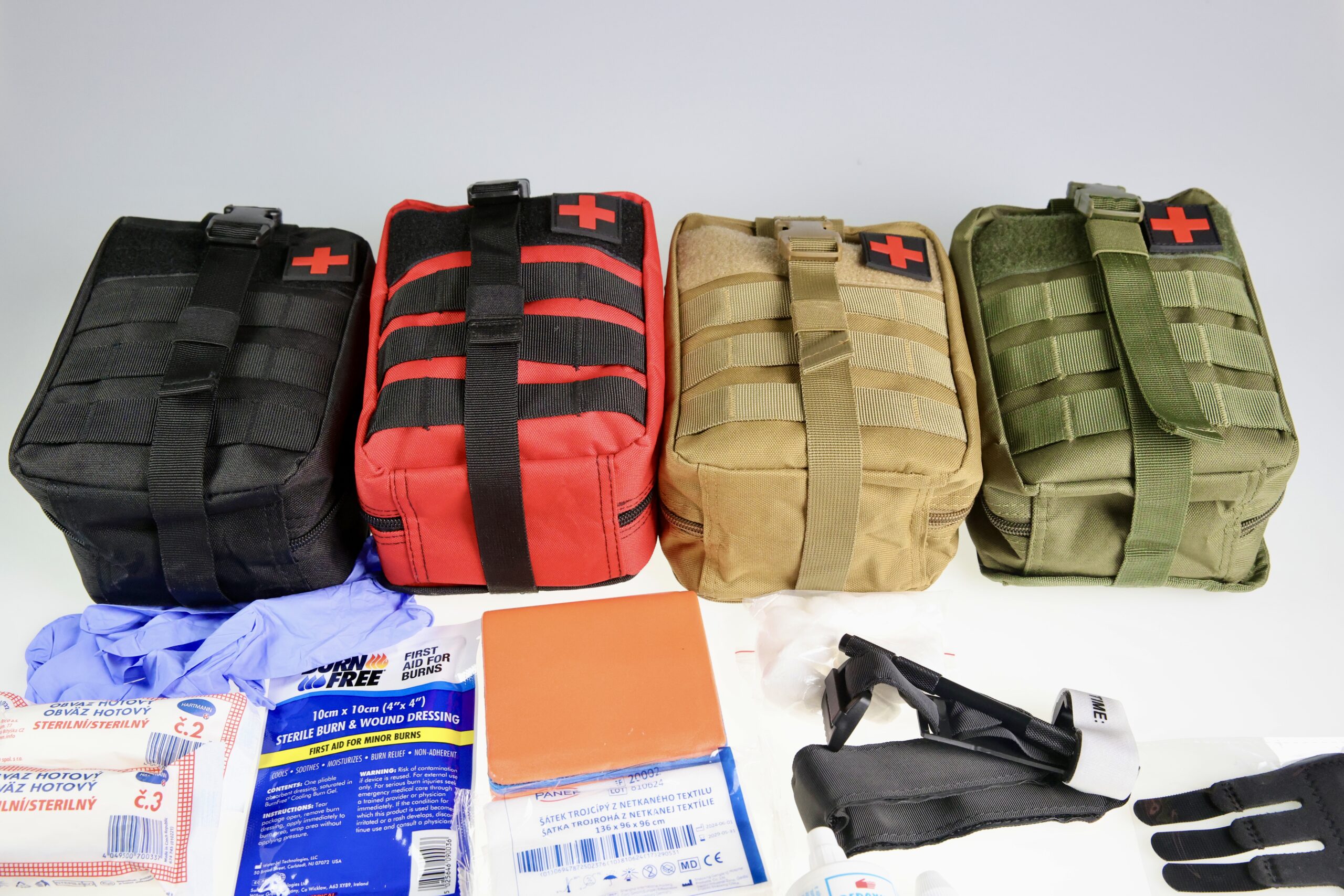 Naše lékárničky s ukázkou obsahu