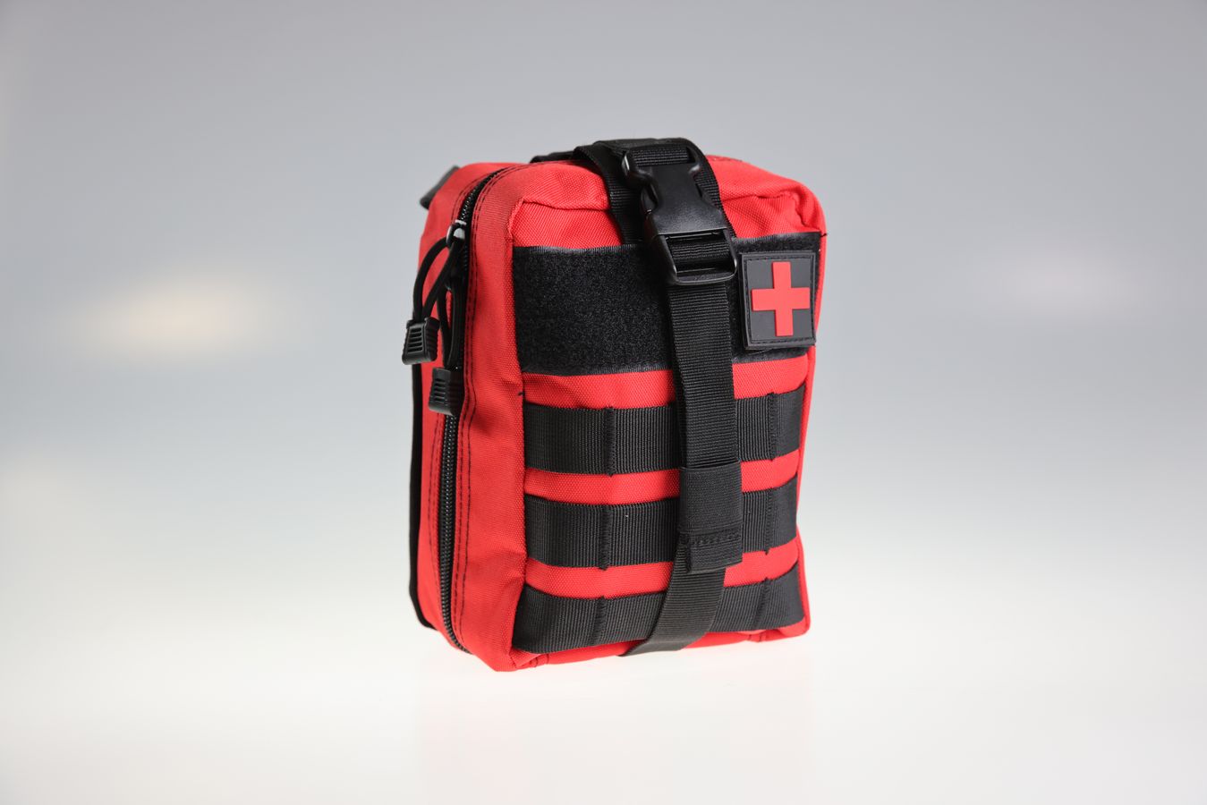 Červená lékárnička - pohled zleva